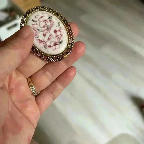 4/$100 Italian renaissance 1950 Japan  stamped gold brooch 🙌HOST PICK - Picture 4 of 7